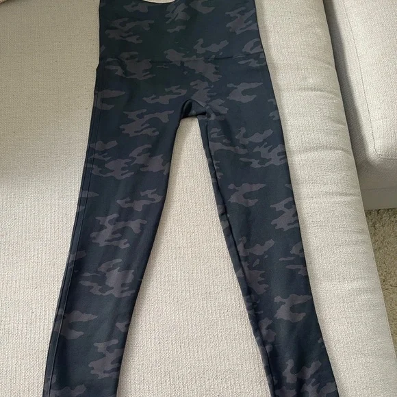 NWOT Spanx Look at me now seamless Camo Leggings - Picture 1 of 4
